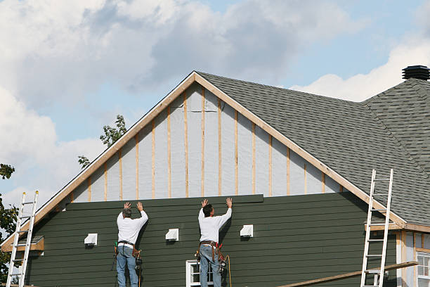 Professional Siding technician working in Conway, FL